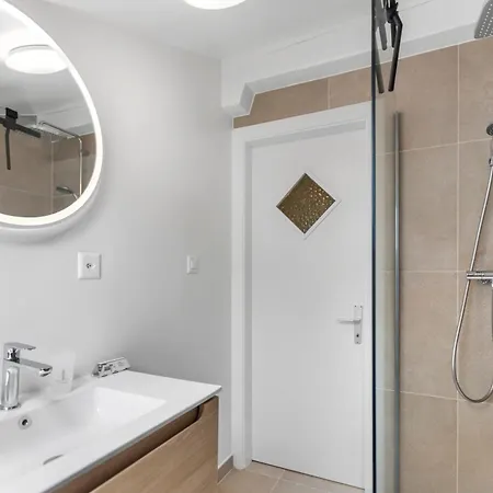 Attique Renove Avec Jacuzzi 6 Pers A Apartment *